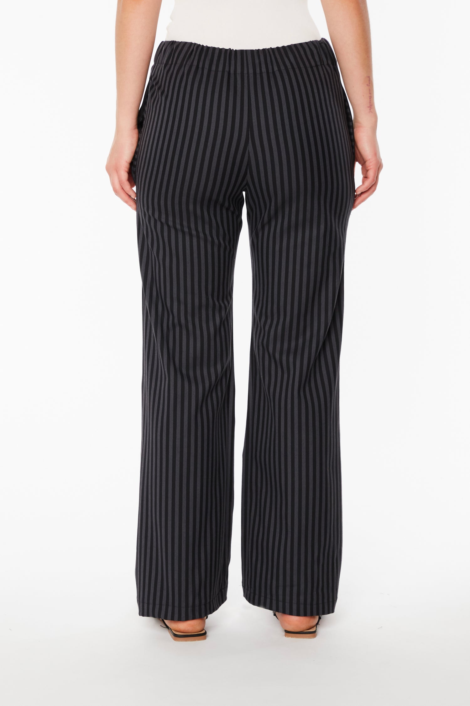 Pantalone a Righe Nere e Grigie
