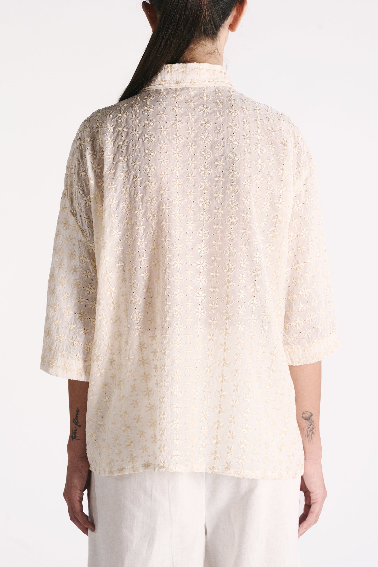CAMICIA A MANICHE CORTE IN SETA COTONE AVORIO CON RICAMO FIORE ORO