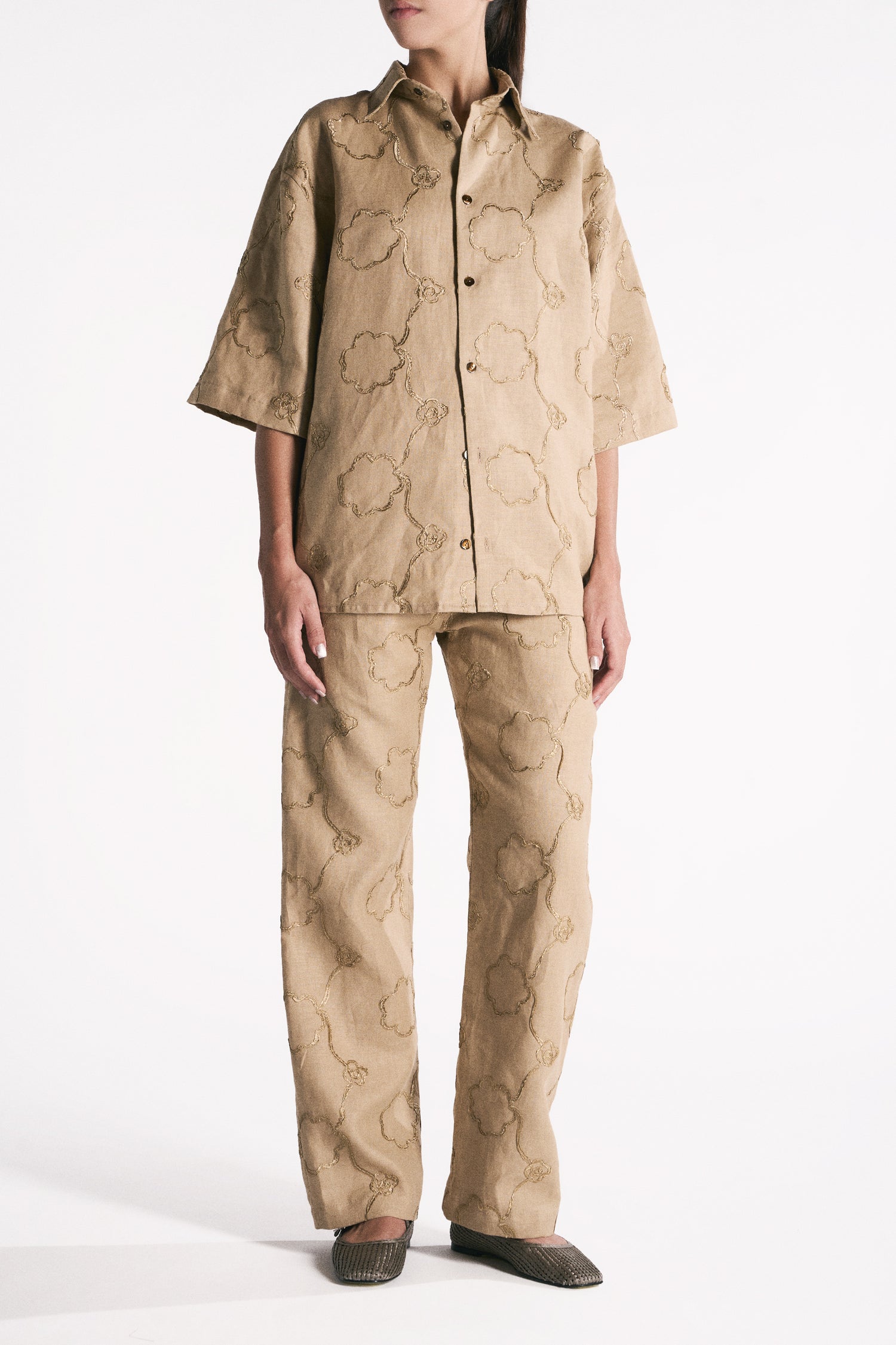 CAMICIA A MANICHE CORTE IN LINO TANNO CON APPLICAZIONE FIORE RICAMATA