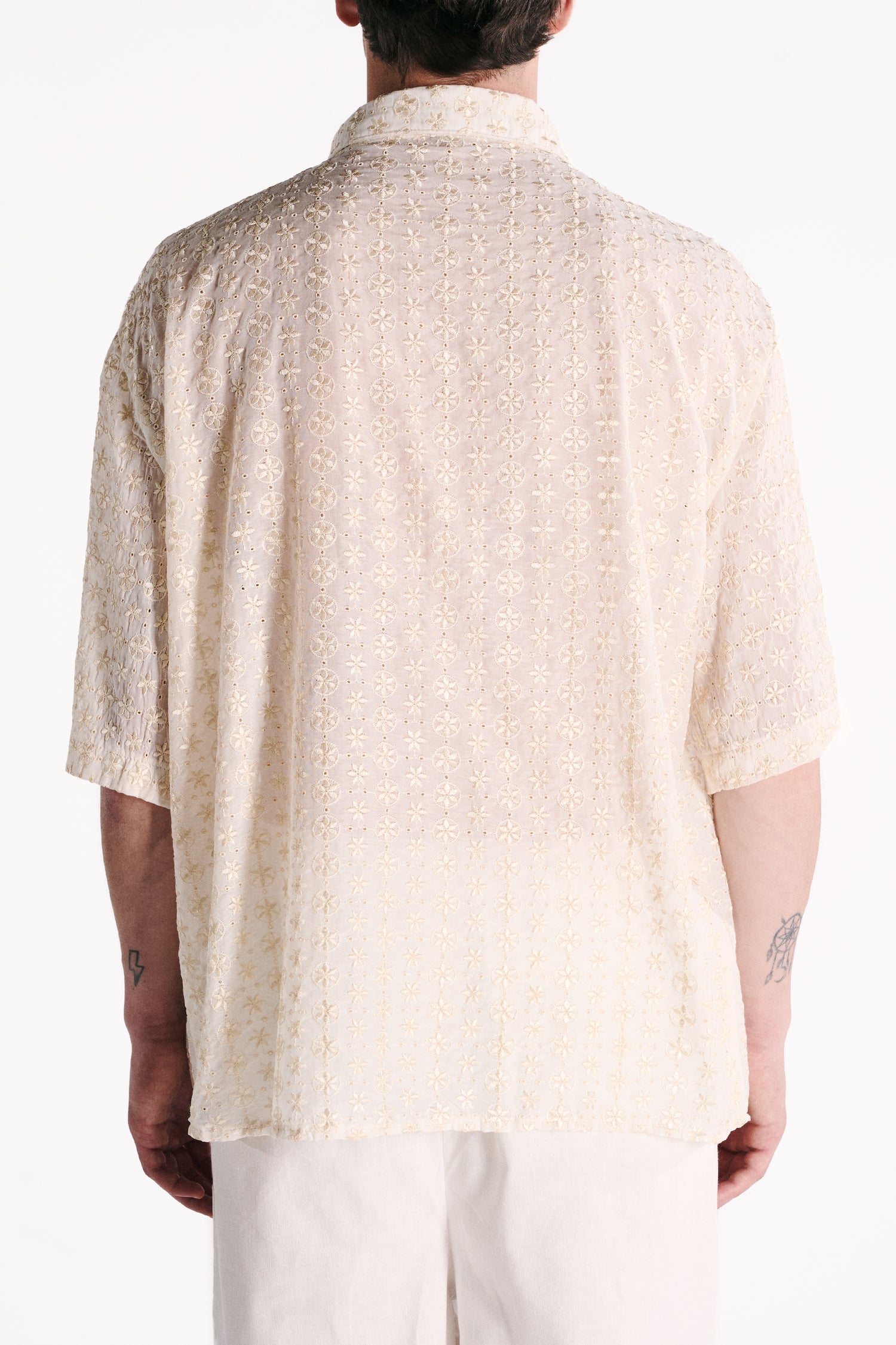 CAMICIA A MANICHE CORTE IN SETA COTONE AVORIO CON RICAMO FIORE ORO