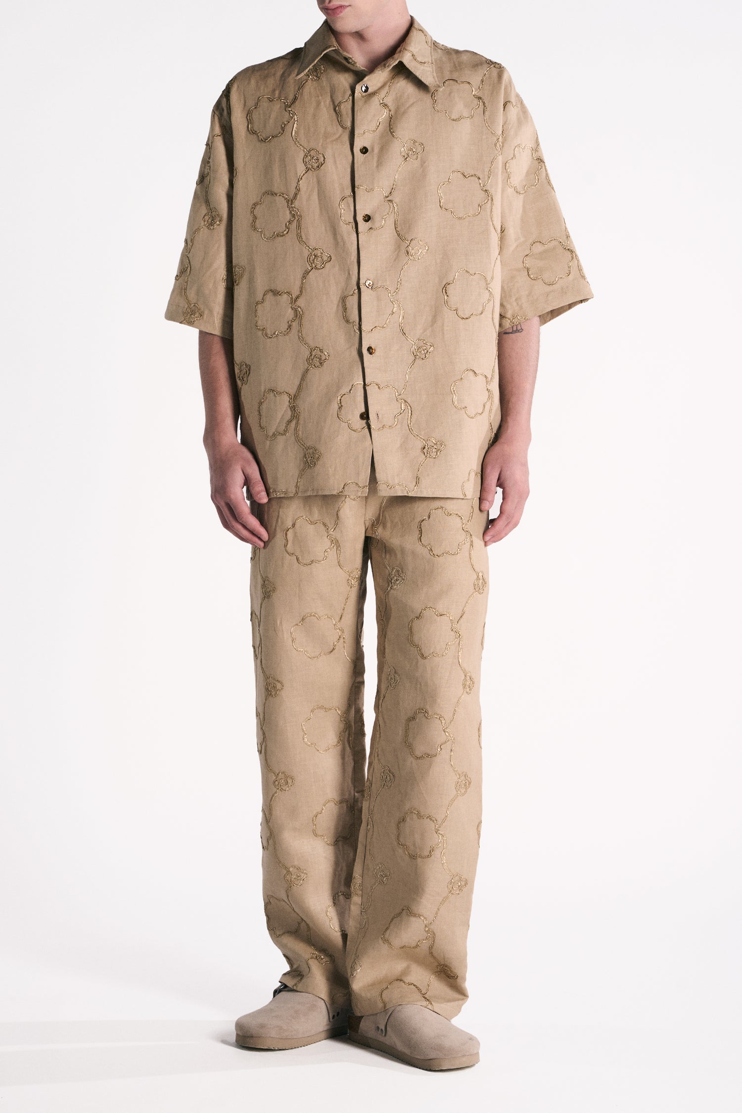 CAMICIA A MANICHE CORTE IN LINO TANNO CON APPLICAZIONE FIORE RICAMATA
