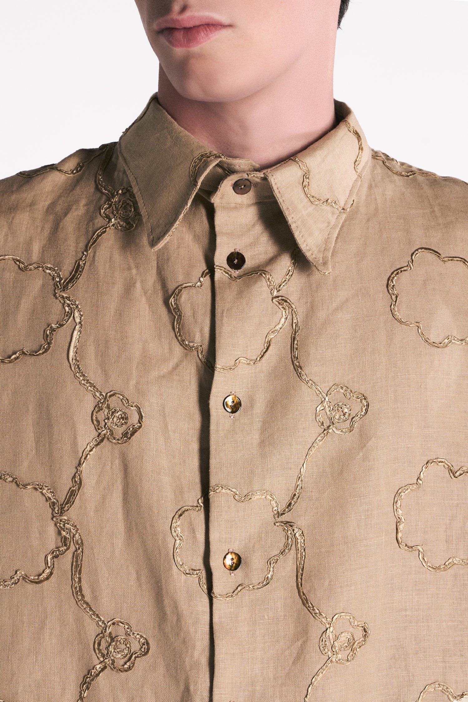 CAMICIA A MANICHE CORTE IN LINO TANNO CON APPLICAZIONE FIORE RICAMATA