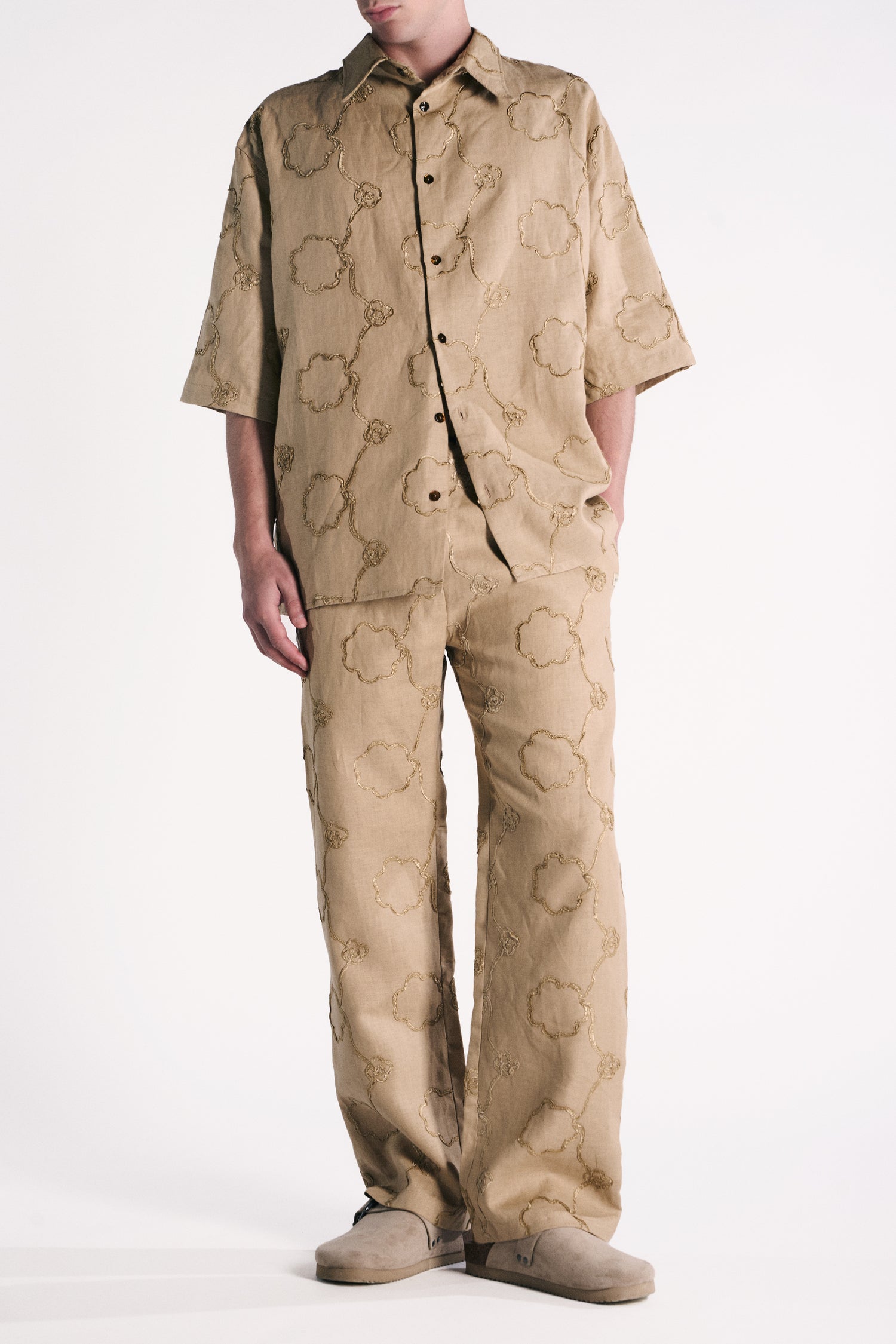 PANTALONE IN LINO TANNO CON APPLICAZIONE FIORE RICAMATA