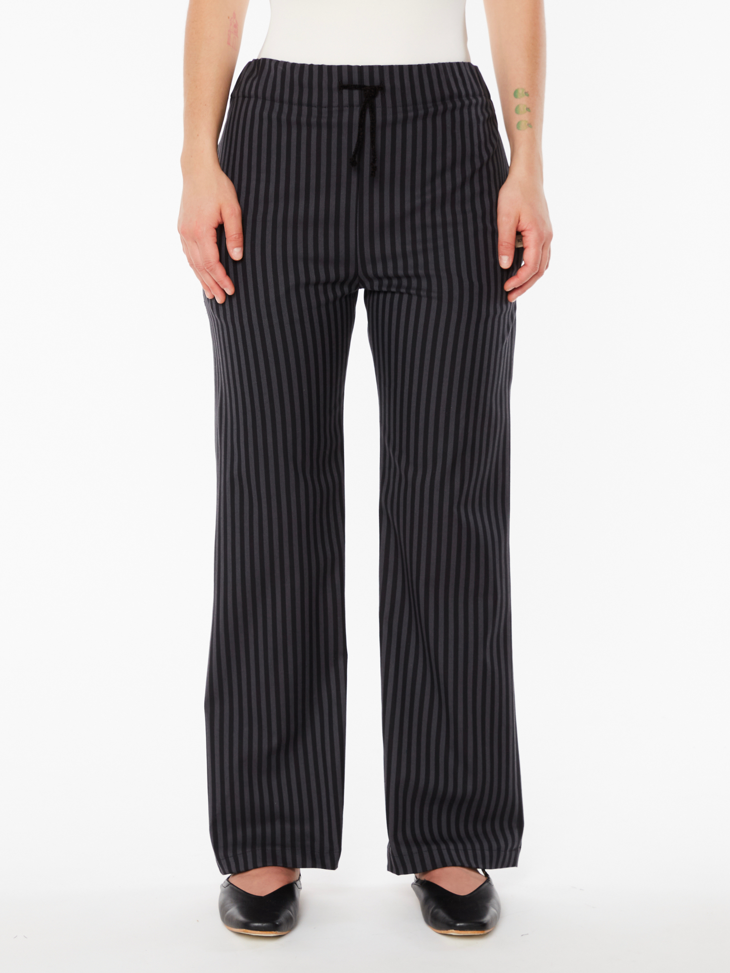 Pantalone a Righe Nere e Grigie