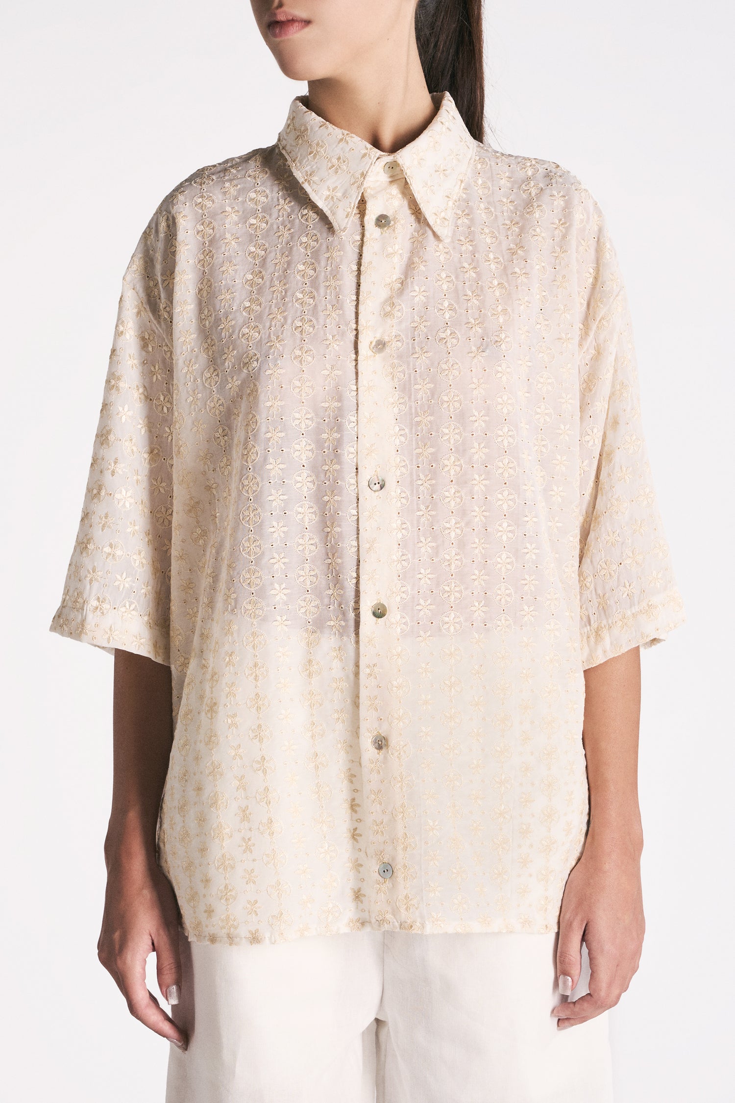CAMICIA A MANICHE CORTE IN SETA COTONE AVORIO CON RICAMO FIORE ORO