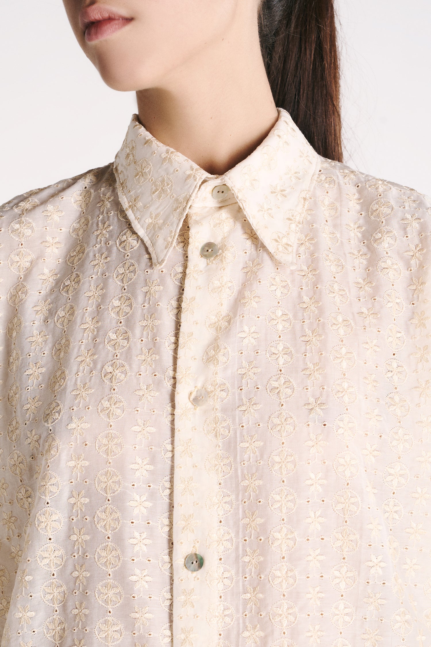 CAMICIA A MANICHE CORTE IN SETA COTONE AVORIO CON RICAMO FIORE ORO