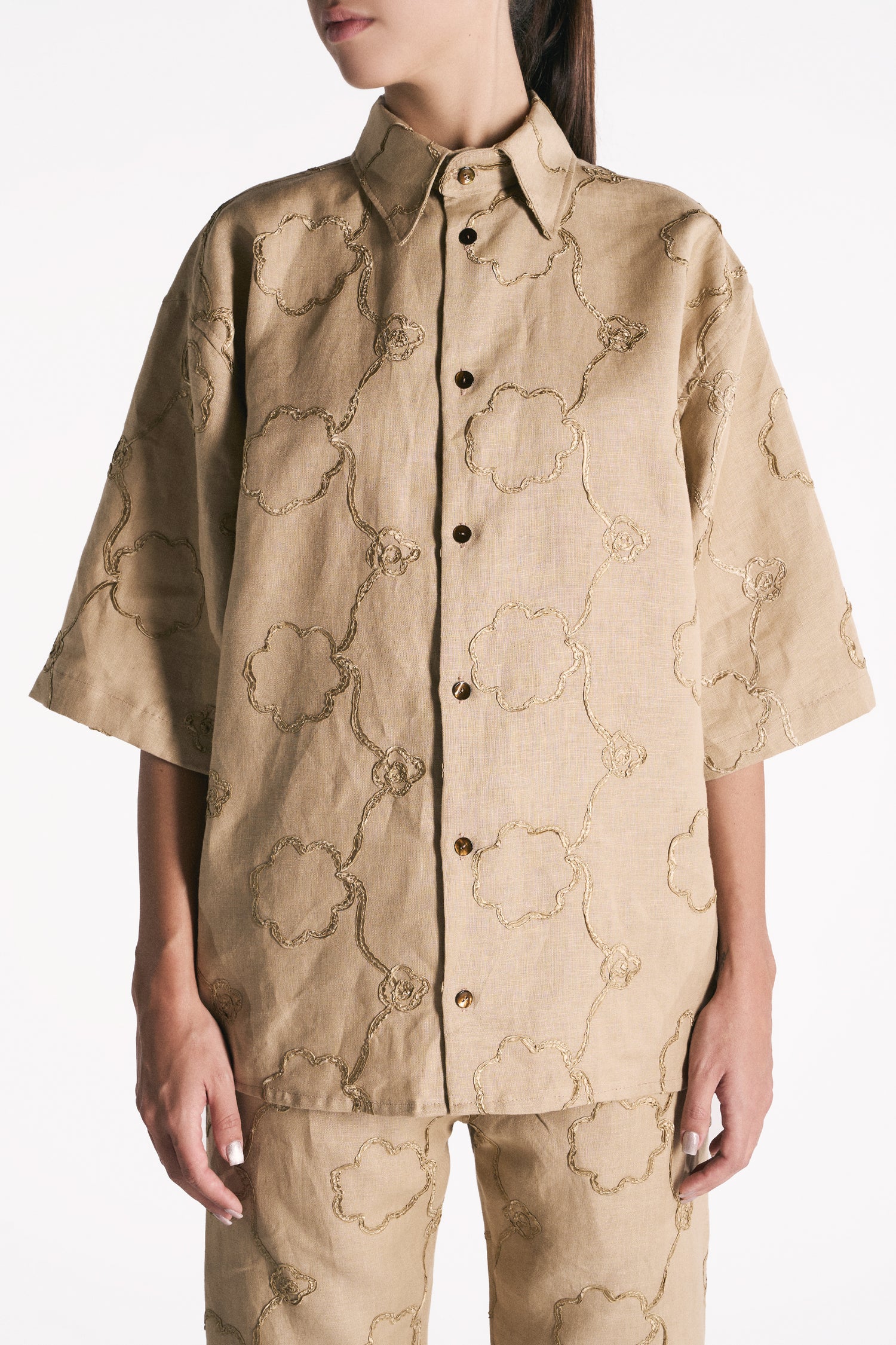 CAMICIA A MANICHE CORTE IN LINO TANNO CON APPLICAZIONE FIORE RICAMATA