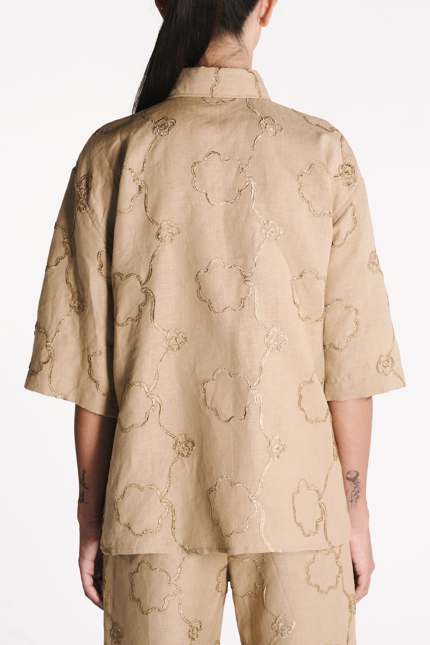 CAMICIA A MANICHE CORTE IN LINO TANNO CON APPLICAZIONE FIORE RICAMATA