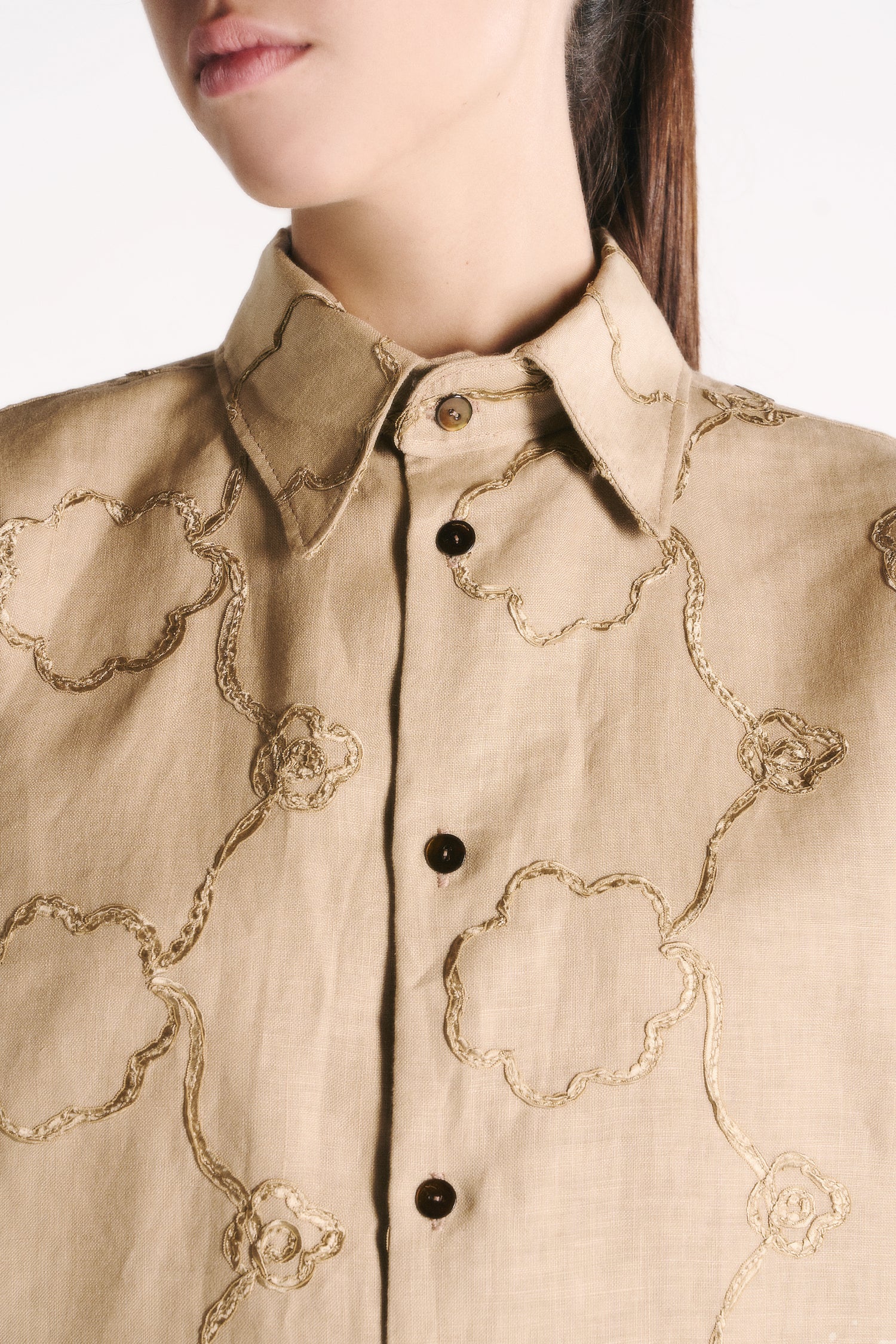 CAMICIA A MANICHE CORTE IN LINO TANNO CON APPLICAZIONE FIORE RICAMATA