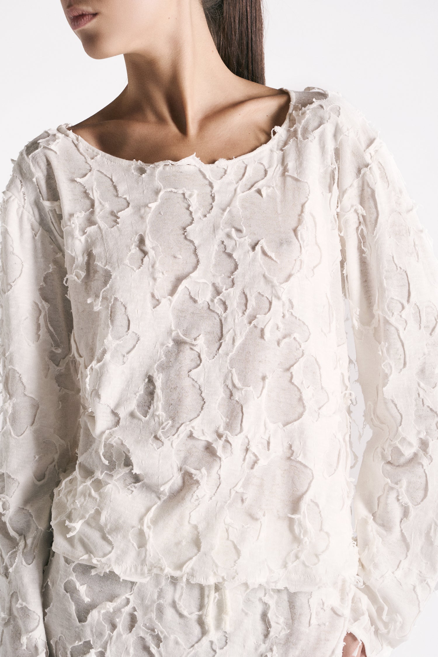 MAGLIA MANICHE LUNGHE IN JERSEY DI COTONE BIANCO EFFETTO CORROSIONE