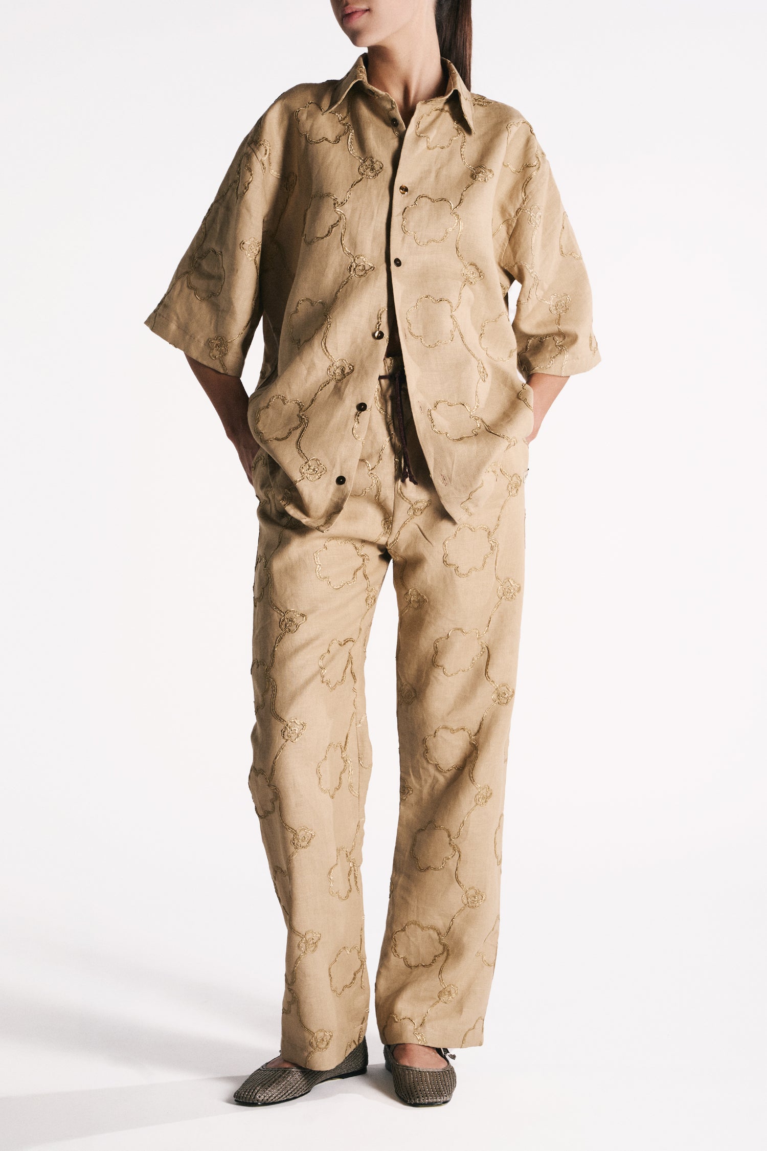 PANTALONE IN LINO TANNO CON APPLICAZIONE FIORE RICAMATA