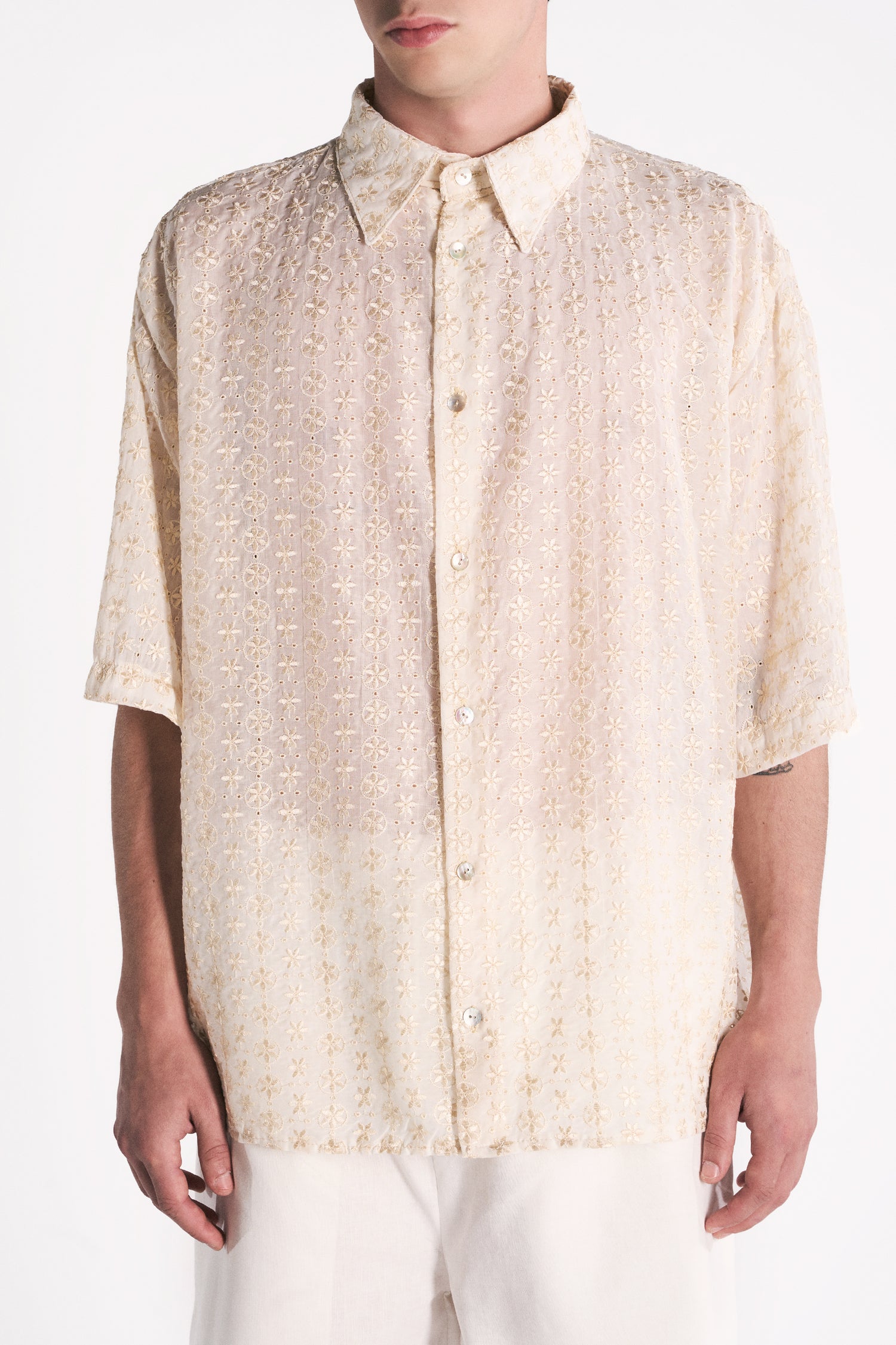 CAMICIA A MANICHE CORTE IN SETA COTONE AVORIO CON RICAMO FIORE ORO