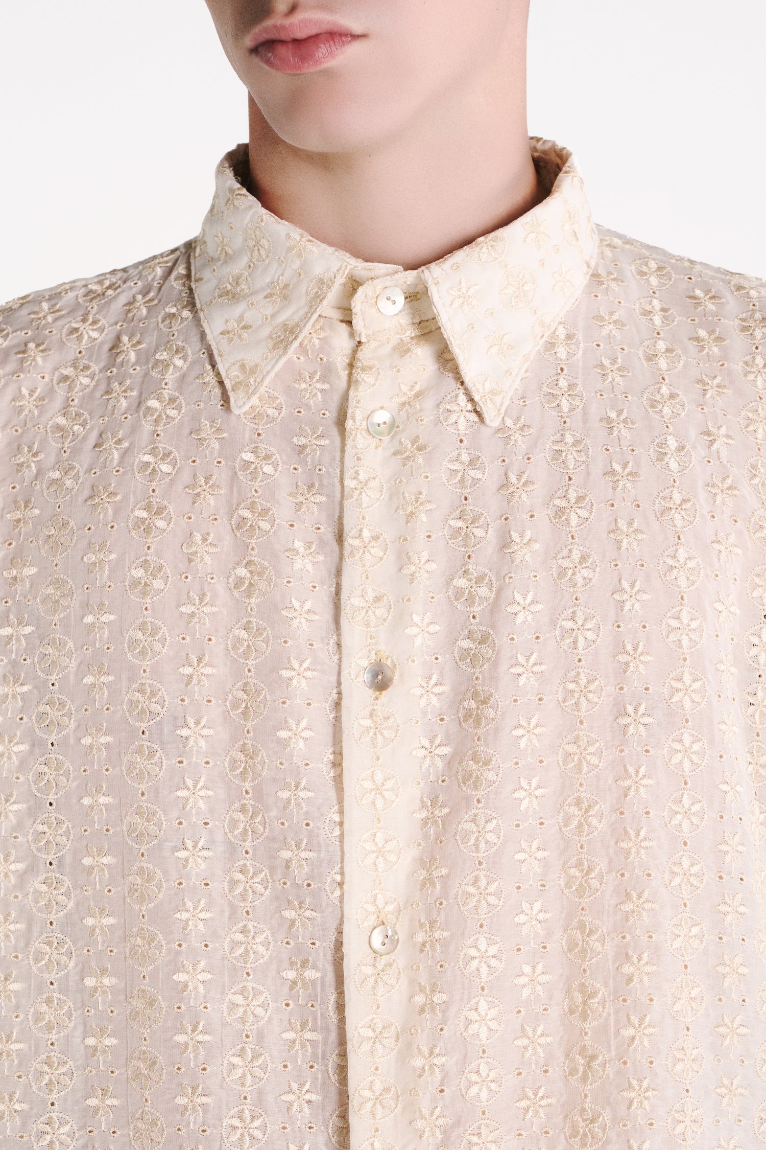 CAMICIA A MANICHE CORTE IN SETA COTONE AVORIO CON RICAMO FIORE ORO