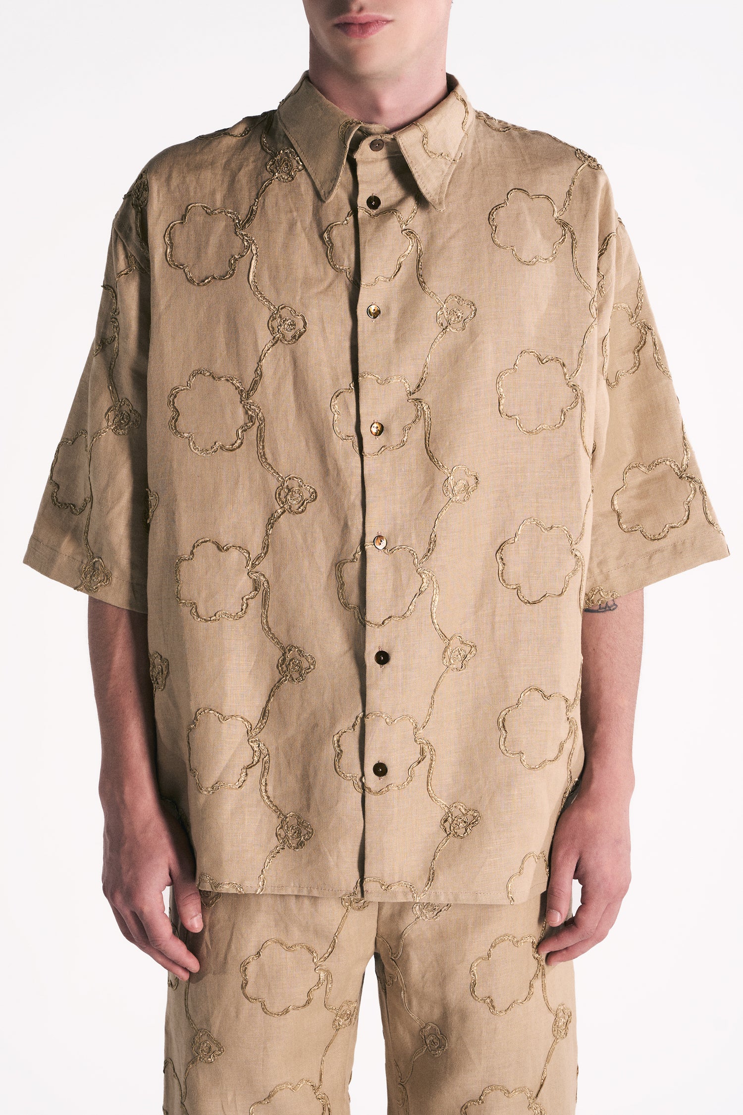 CAMICIA A MANICHE CORTE IN LINO TANNO CON APPLICAZIONE FIORE RICAMATA