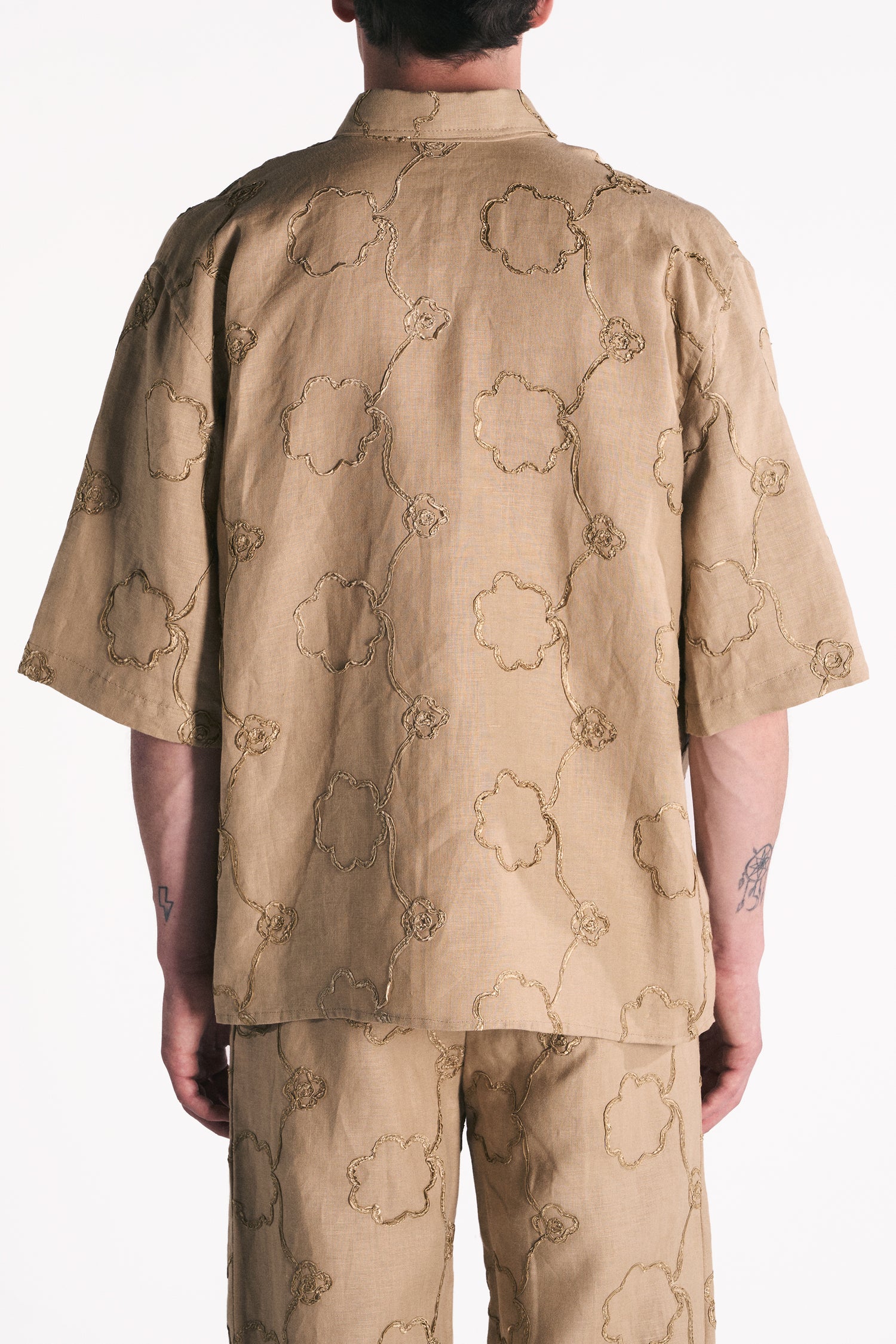 CAMICIA A MANICHE CORTE IN LINO TANNO CON APPLICAZIONE FIORE RICAMATA
