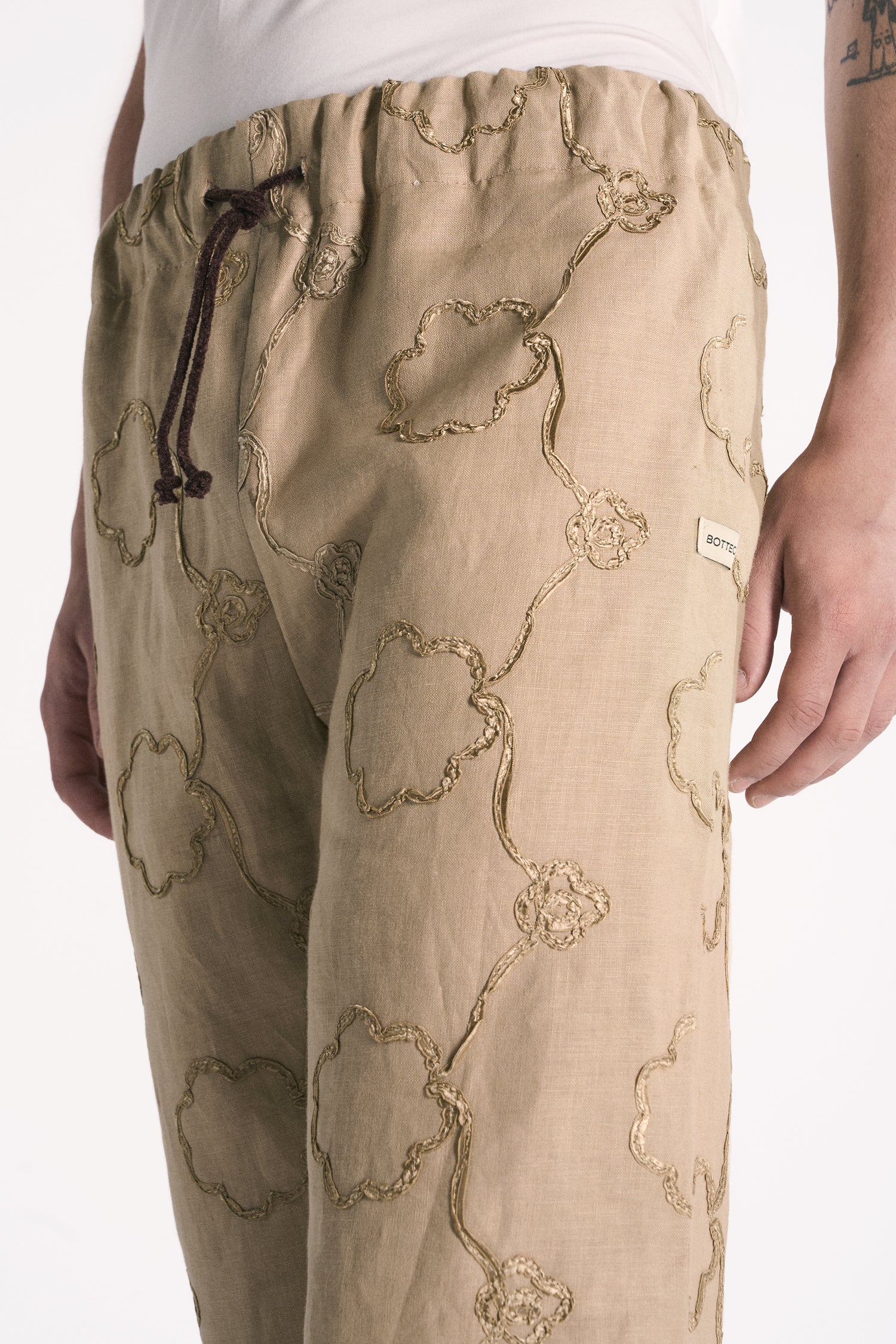 PANTALONE IN LINO TANNO CON APPLICAZIONE FIORE RICAMATA